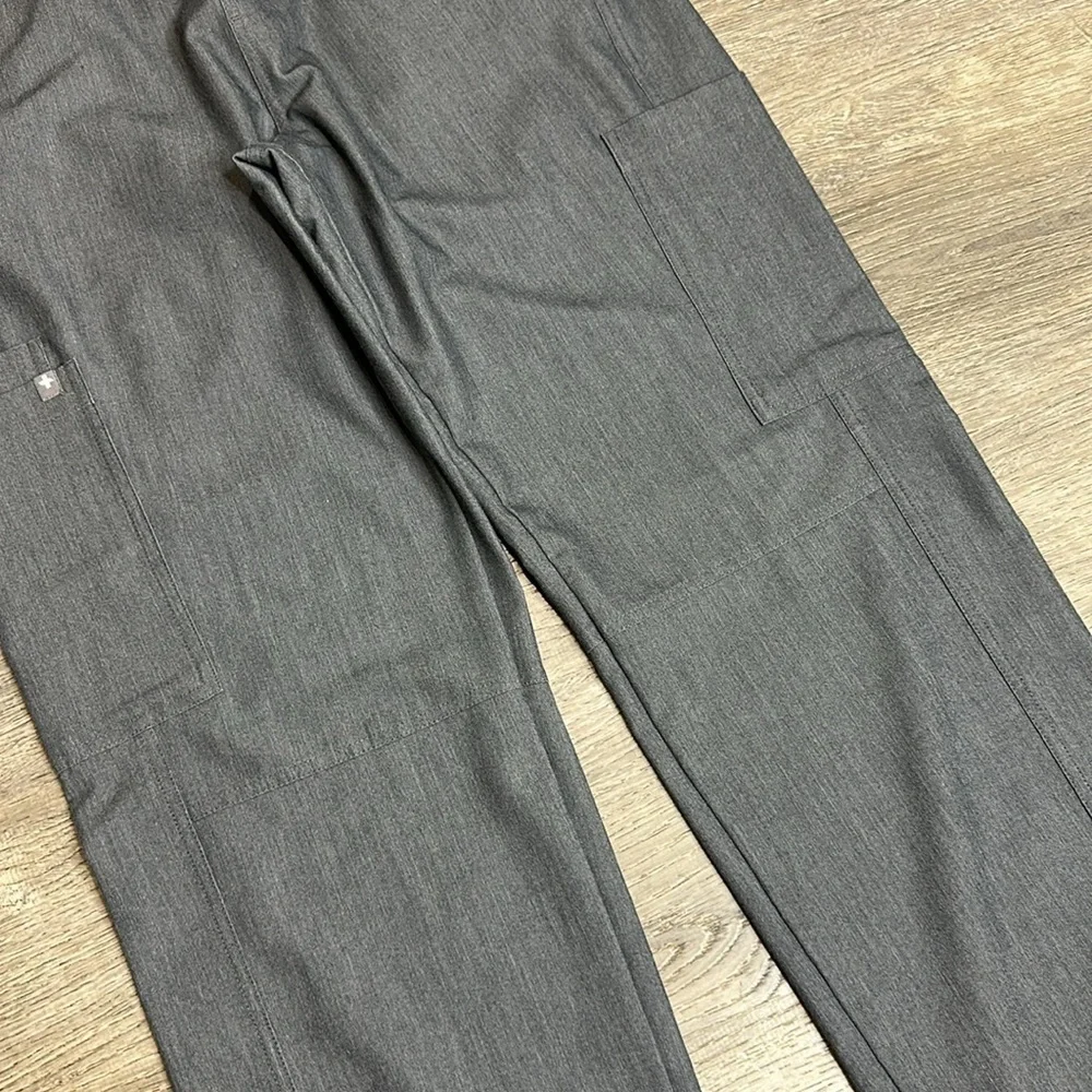 Figs Men’s Axim Cargo Scrub Pants in Graphite Sz M